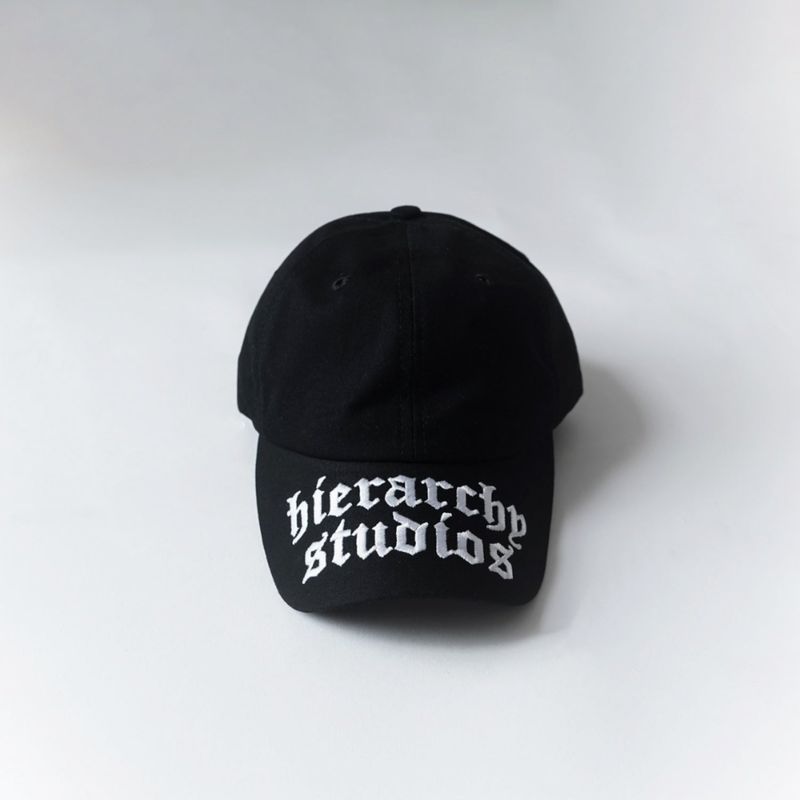 Hierarchy Studios(ヒエラルキースタジオ)の「Hierarchy Studios - Black Wide Logo Baseball Cap(Hats)」