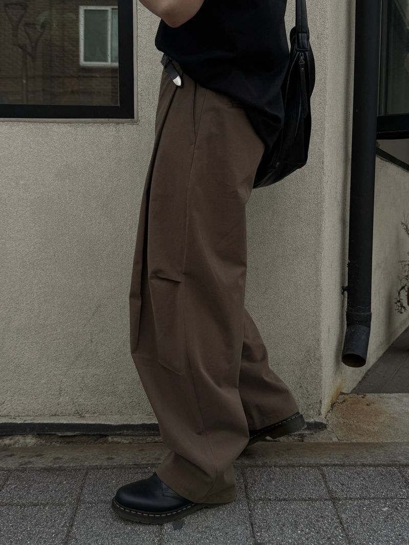 Unbalanced pintuck curved pants