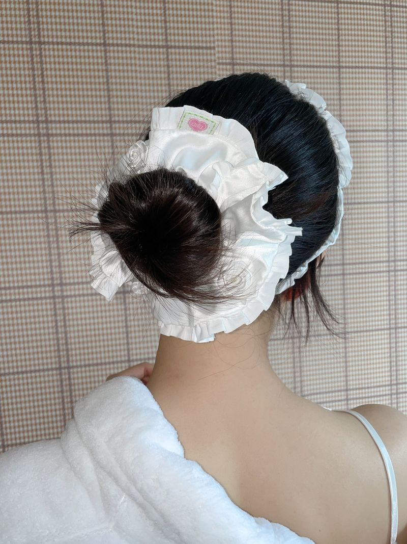 atta(アッタ)の「ウィンター ローズ シュシュ(White)(ヘアアクセサリー)」