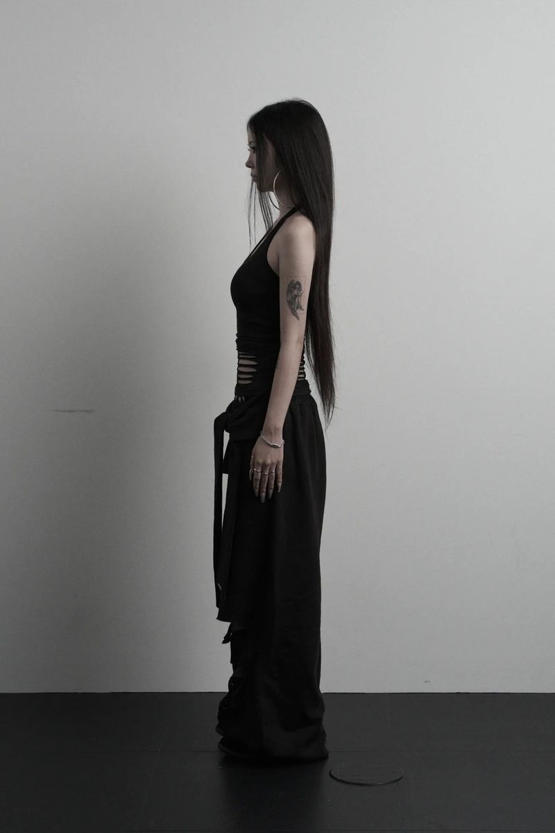 [label] hand-cut damage halterneck sleeveless (black)
