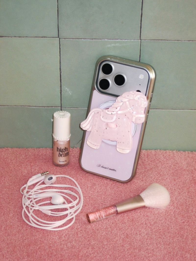 it doesn't matter.（イットダズントマッター）の「Glit lovey pony button tok, Mag safe（Smartphone Accessories）」