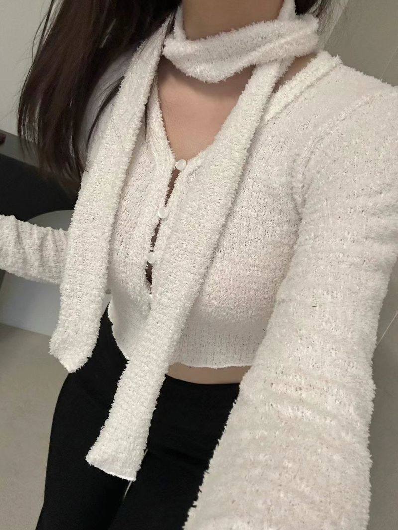 We Fell In Love In Reality（ウィ フェル イン ラブ イン リアリティ）の「Coral Button Up Top (with skinny scarf)  - 3 colours（Tops）」