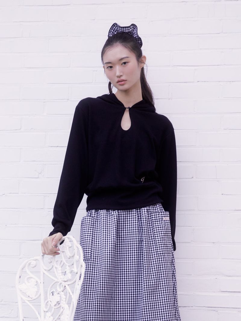 Innermuseum（インナーミュージアム）の「Classic Cut-out Crop Hood Top (BLACK)（Tops）」
