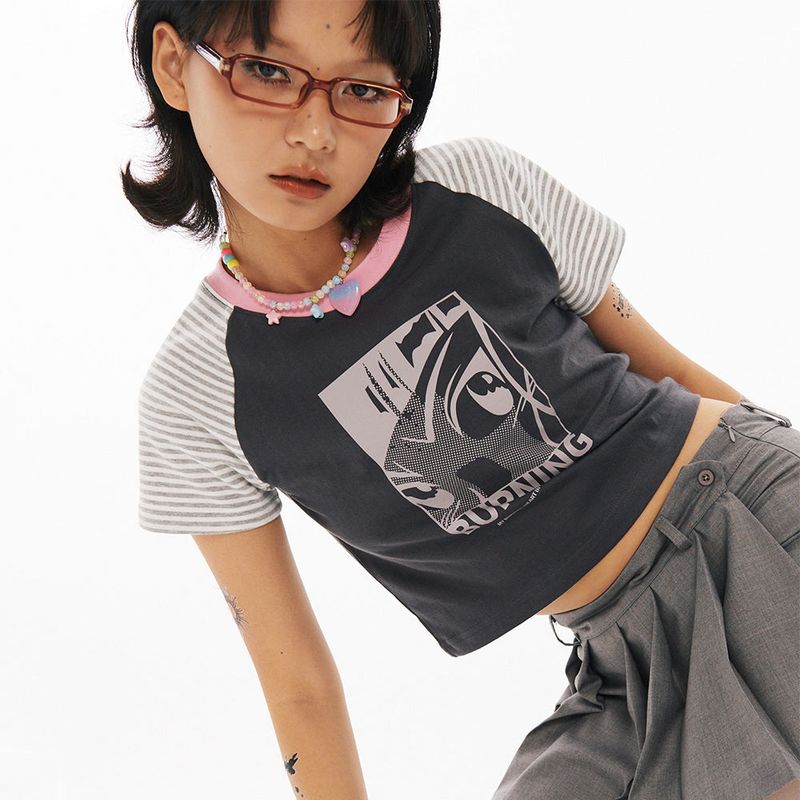 wonder visitor（ワンダービジター）の「GIRL Raglan Crop T-shirt [2Color]（Tops）」