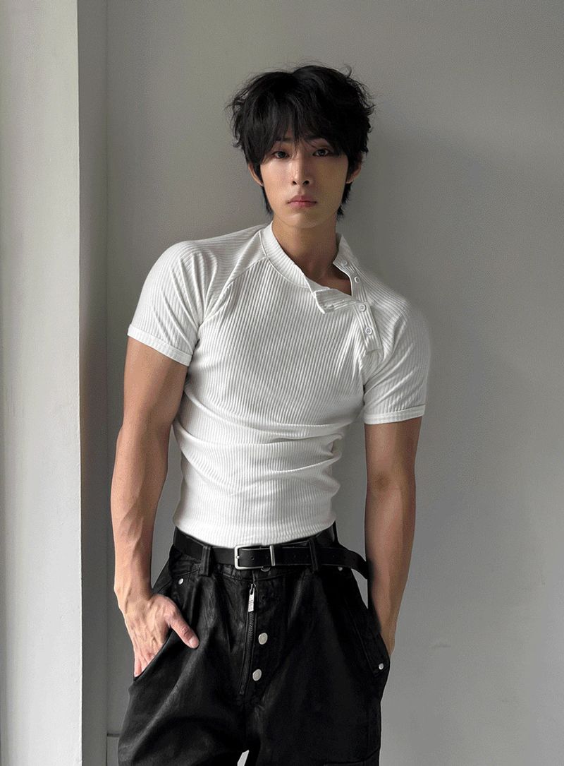 Side-button muscle-fit short-sleeve knit