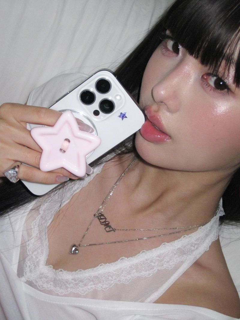 it doesn't matter.（イットダズントマッター）の「 Strawberry milk candy button tok, Mag safe（Smartphone Accessories）」