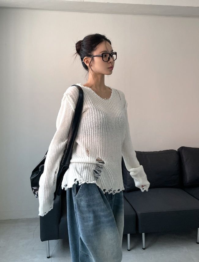 Reverse damage V-neck knitwear
