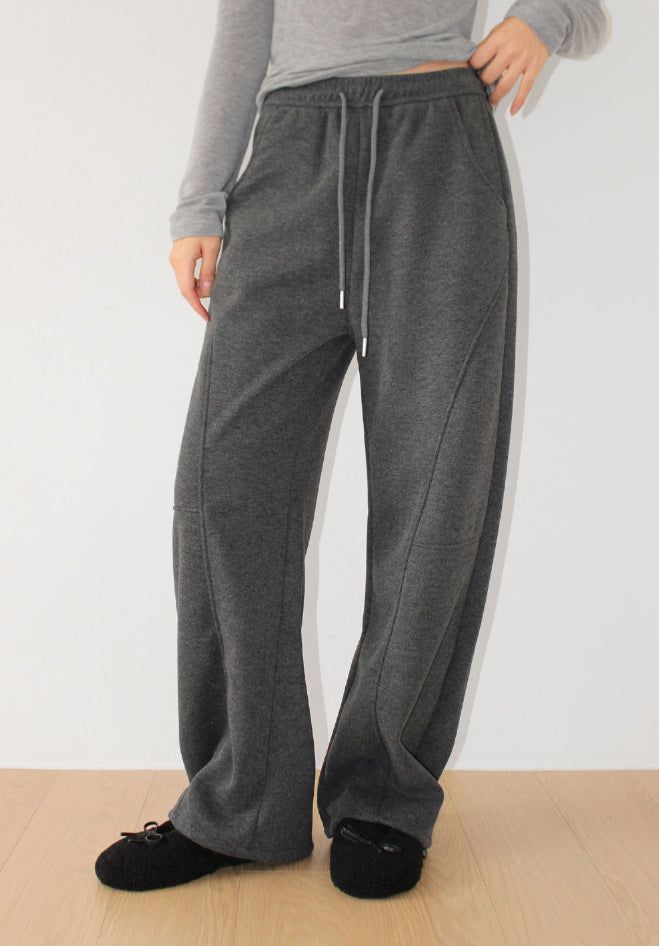 AAKE(アケ)の「(Lining Brushed) CURVE SEAM SWEATPANTS(Pants)」