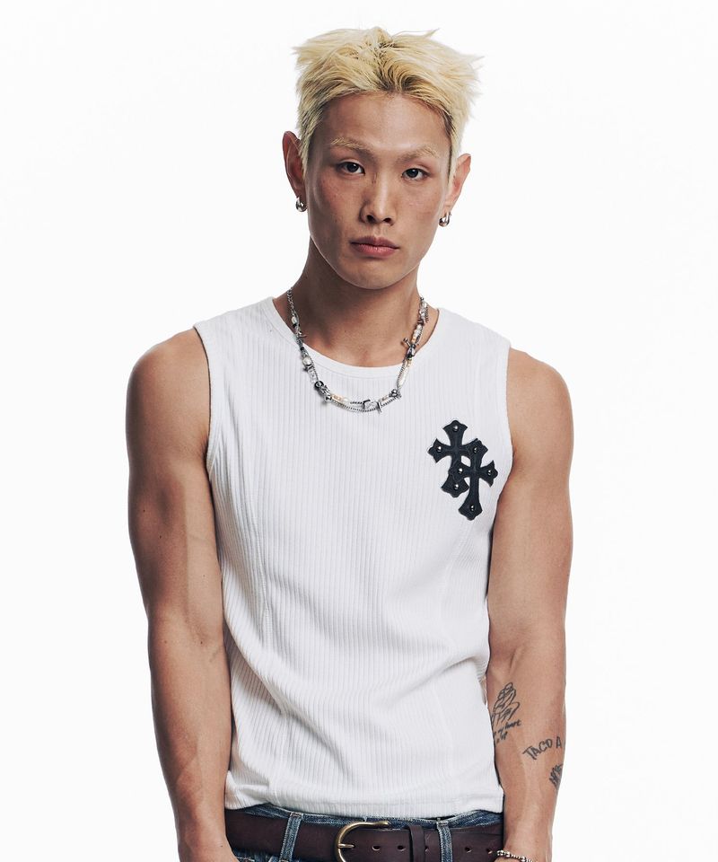 EASY NO EASY（イージーノーイージー）の「Cross Leather Patch Sleeveless - White（Tops）」