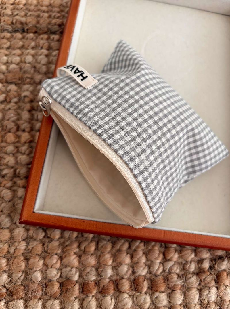 Gingham check flat pouch - gray , M size