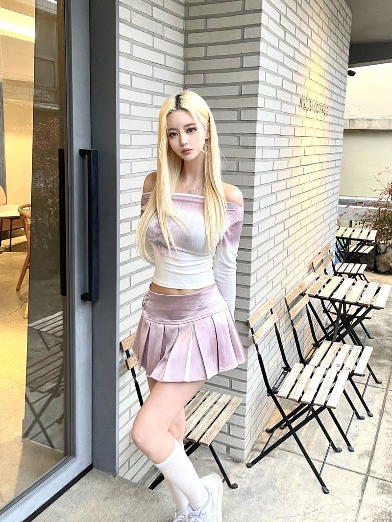 1447. Rose gradation off-shoulder T