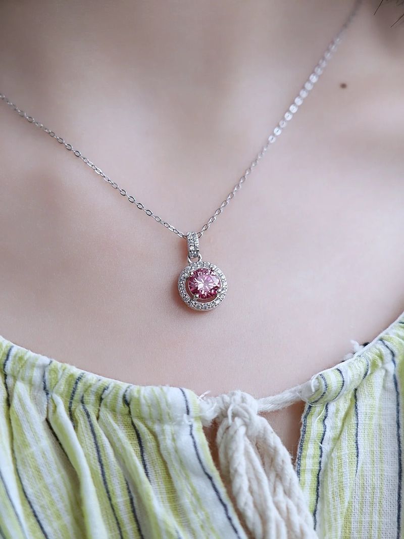 Must-have necklace for a sophisticated girl