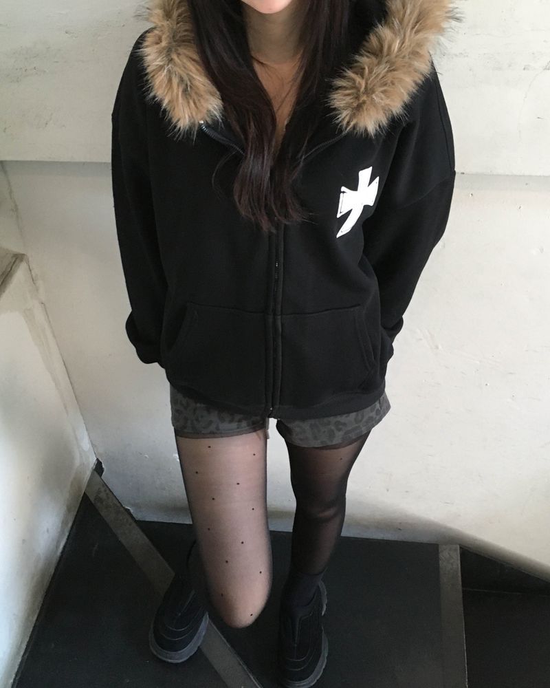 Cross fur hood jumper
