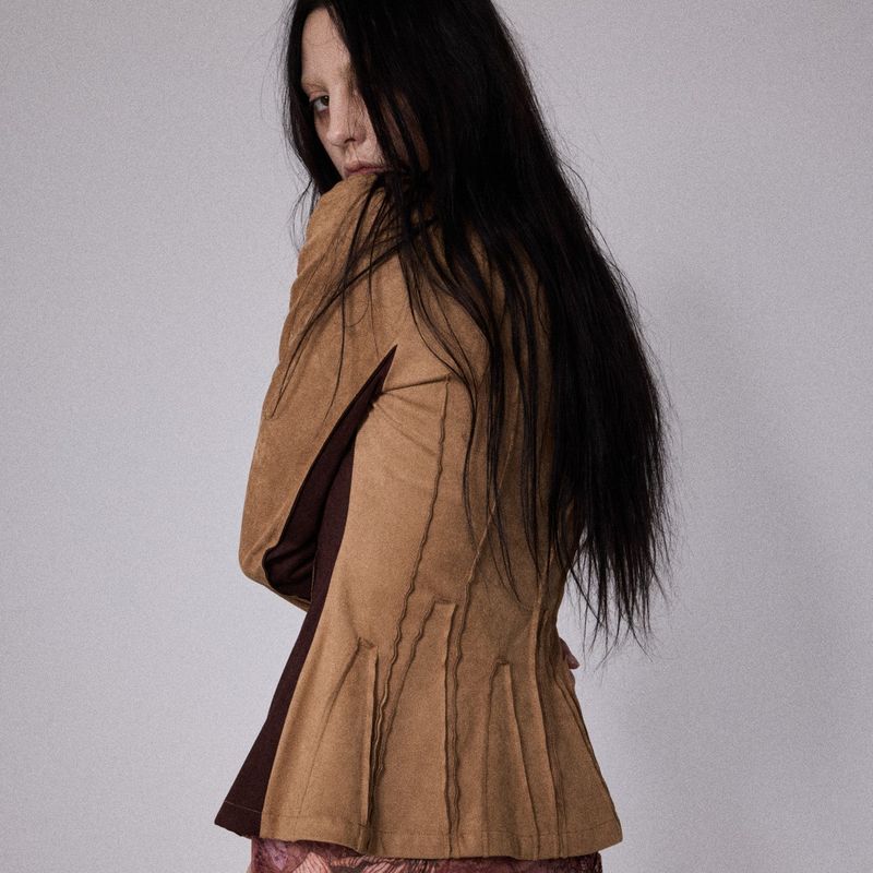 SHEISSHE/SUEDE SPLICED STRUCTURED SLIM-FIT JACKET