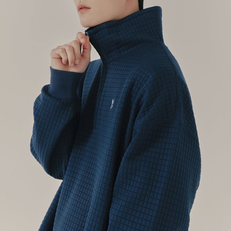 ROMANTIC CROWN(ロマンティッククラウン)の「WAFFLE EMBOSS TURTLENECK_NAVY(Tops)」
