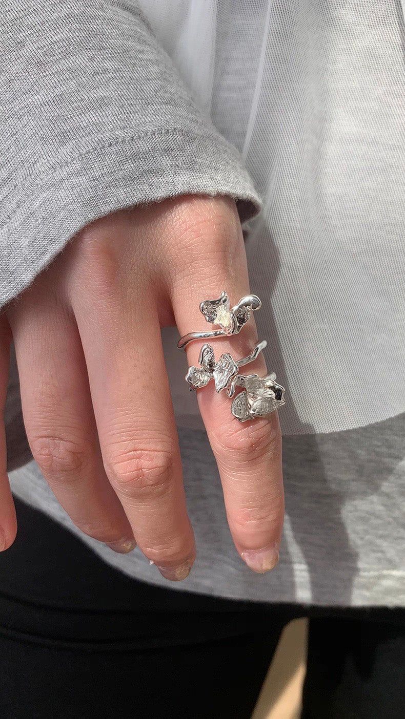 Three flower silver line ring
