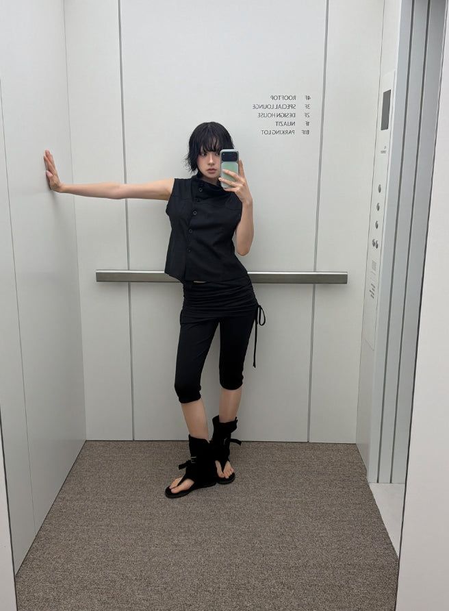 HIGH-NECK SLEEVELESS SHIRT