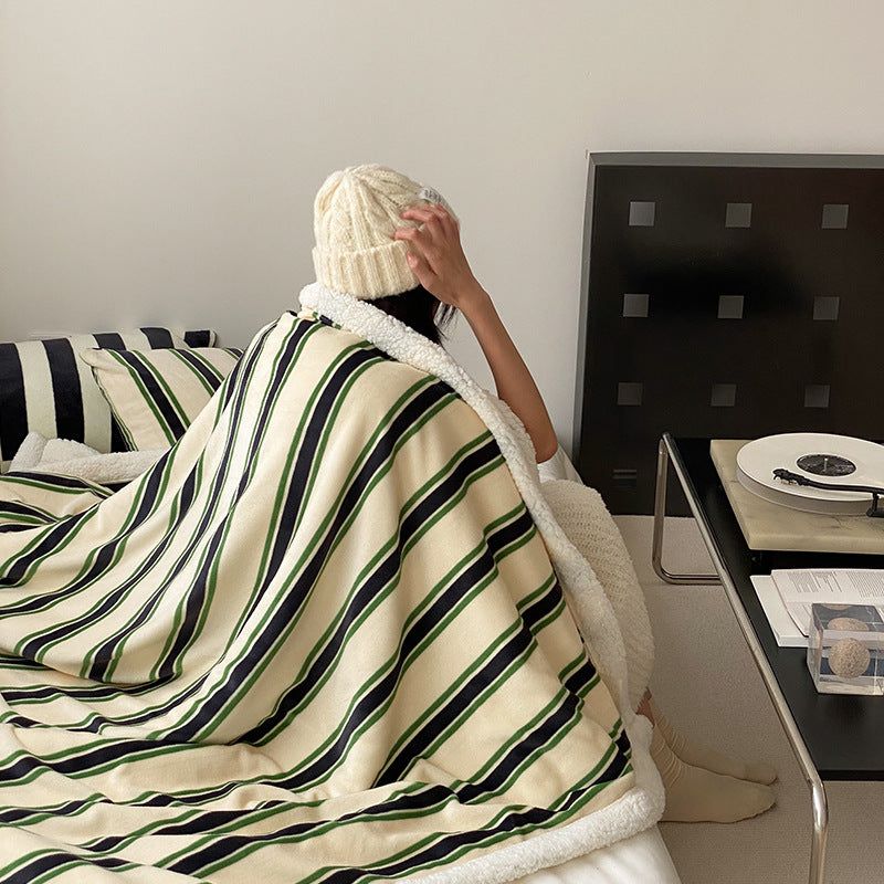Cozy.Full（コージーフル）の「レトロストライプマイクロファイバーラムフリースブランケット - 150x200cm（インテリア）」