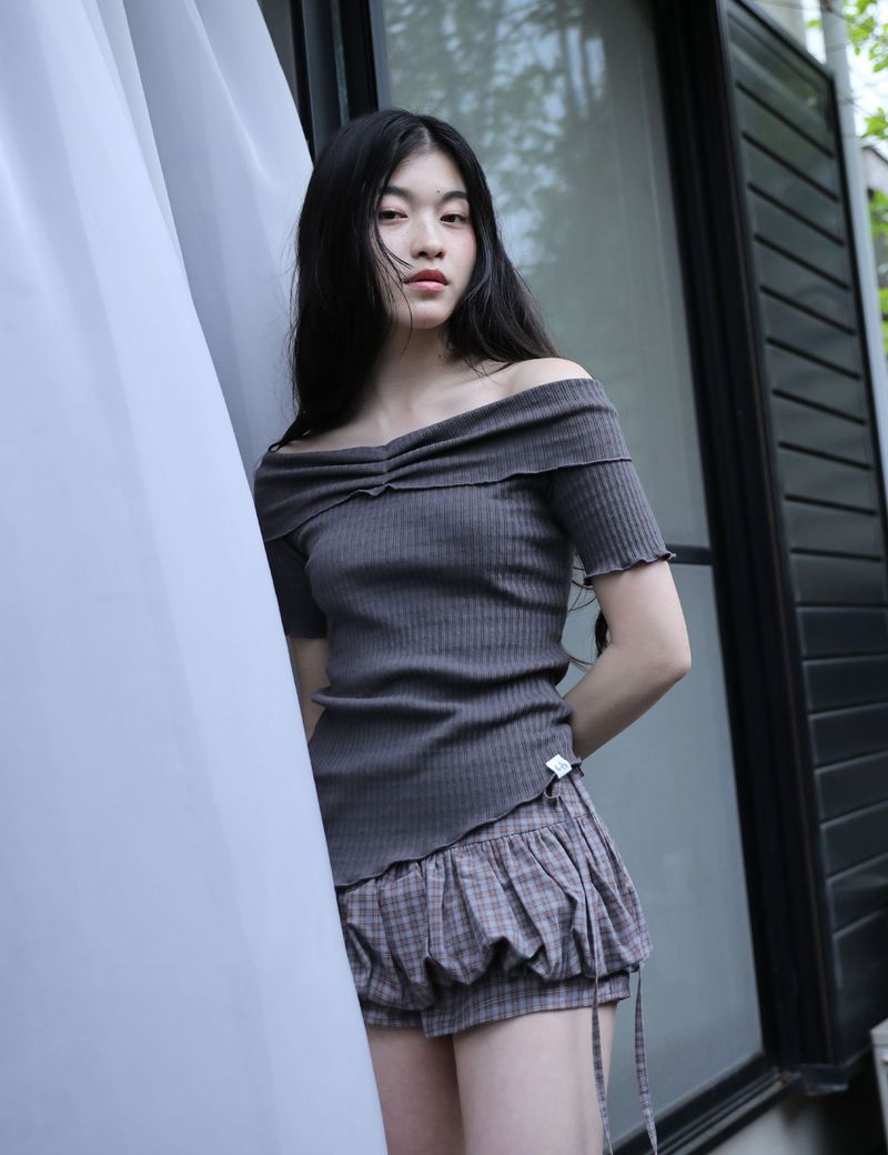 UGLYSHADOW（アグリーシャドウ）の「ASYMMETRIC RIB OFF-SHOULDER TEE(CHARCOAL)（Tops）」