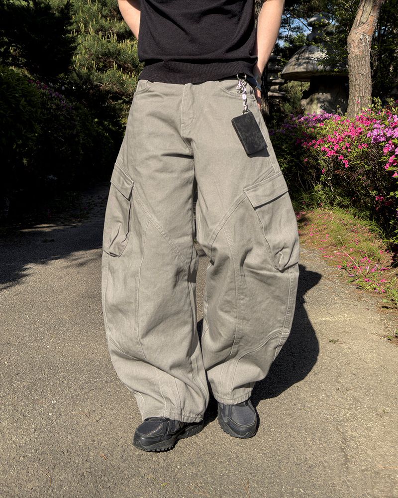 JIIGEUM（ジグム）の「Raun Curved Cargo Wide Pants（Pants）」