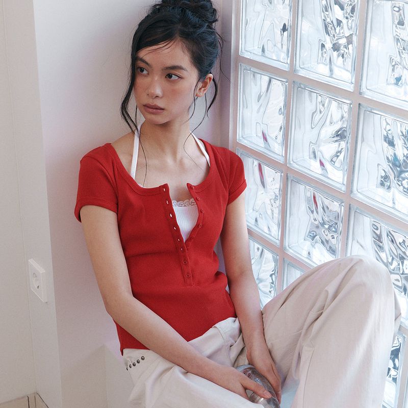 C SCOOP NECK BUTTON FRONT T-SHIRT_RED