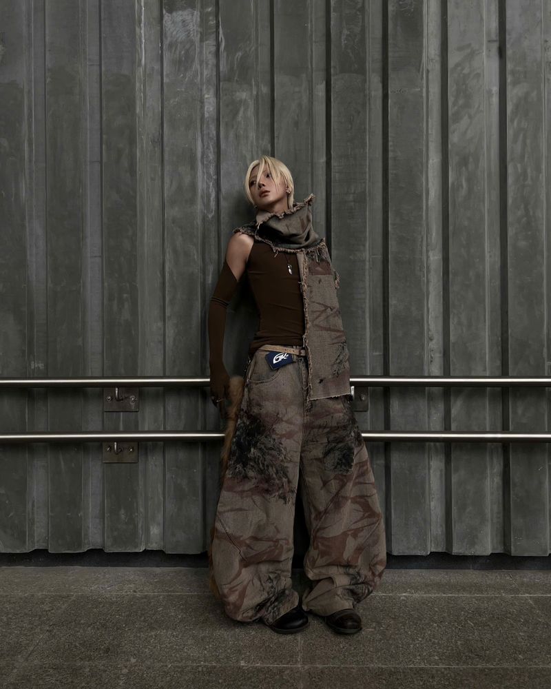 MUD-STAINED DENIM PANTS (Limited)