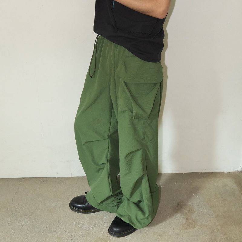 Packable parachute cargo pants / Evergreen