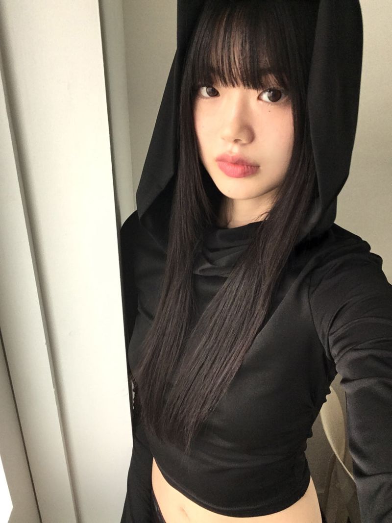 WONDER WONDER(ワンダーワンダー)の「Bloomer draped slim crop hooded sweatshirt(Tops)」