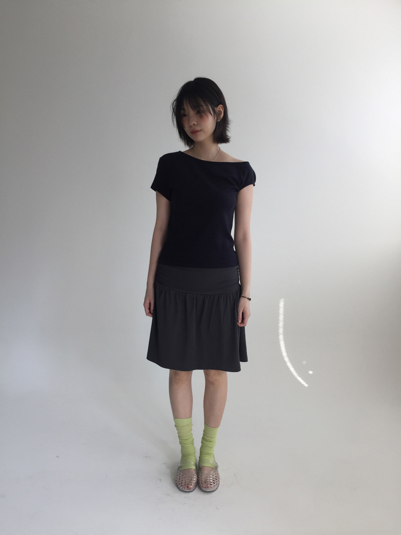 DUGGY（ダギー）の「Mio Asymmetrical Boat Neck T-shirt (2color)（Tops）」