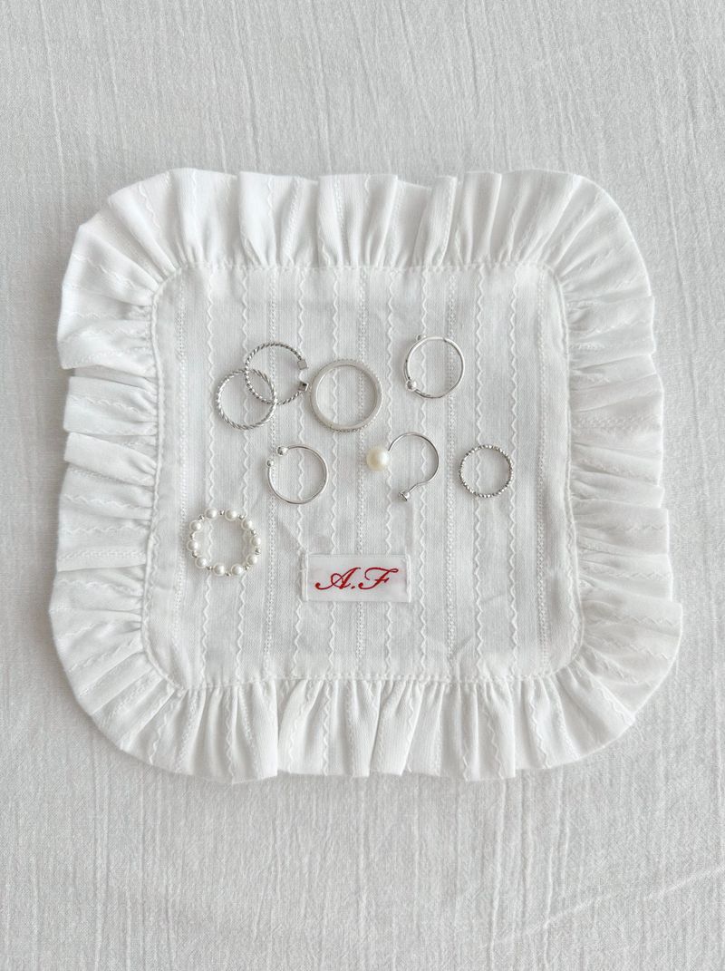 Avofofo（アボポポ）の「イニシャルラベル フリルマットコースター コットンカバー（食器/キッチングッズ）」