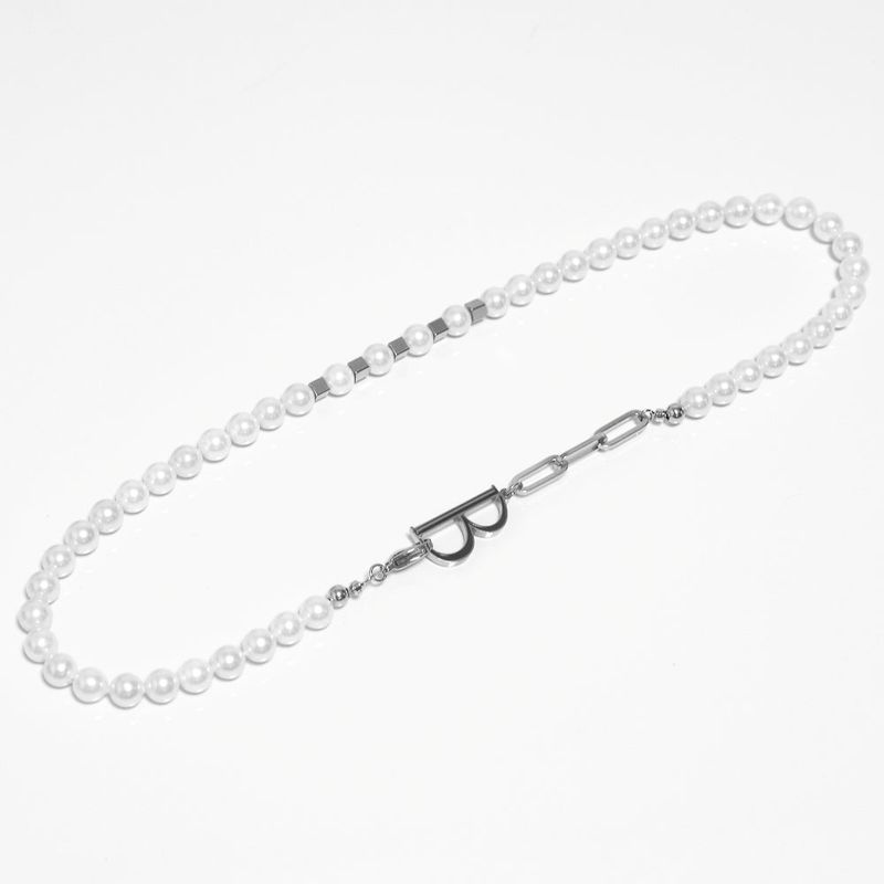 a pearl necklace_CLEF TRIM PEARL NEC