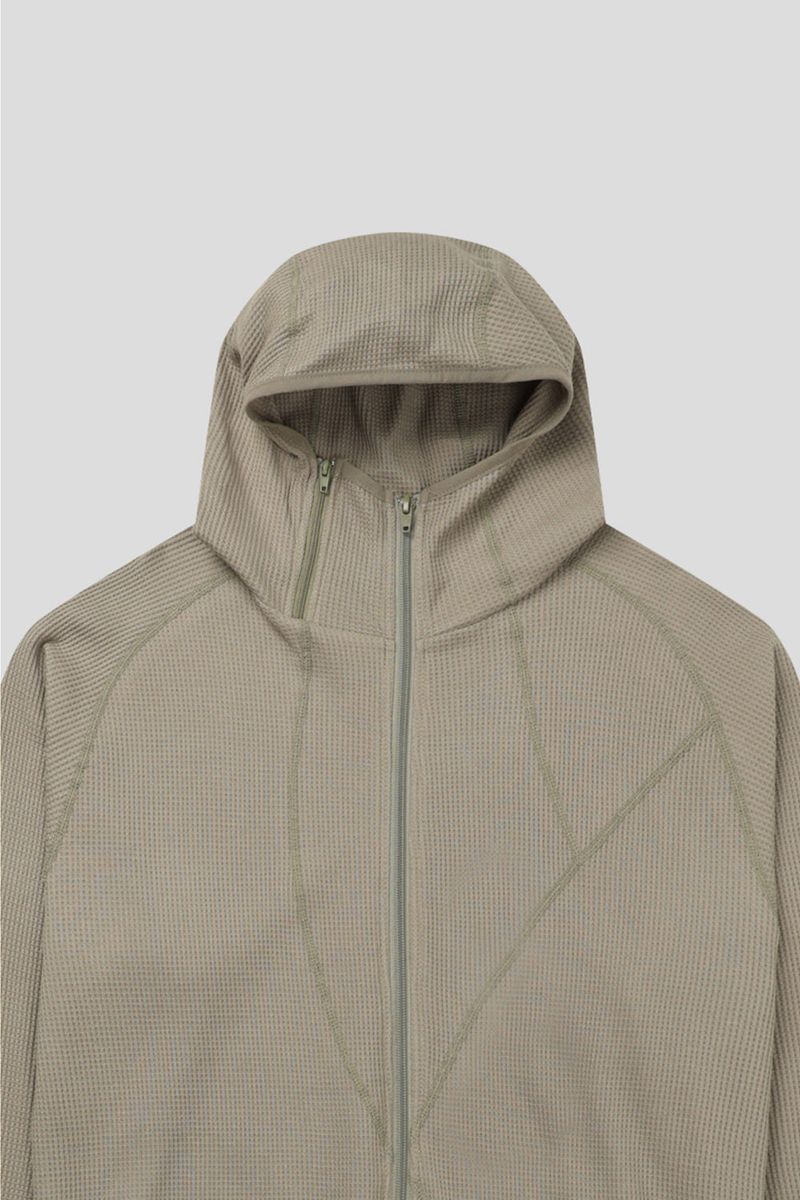 Ribbed incision hood zip-up