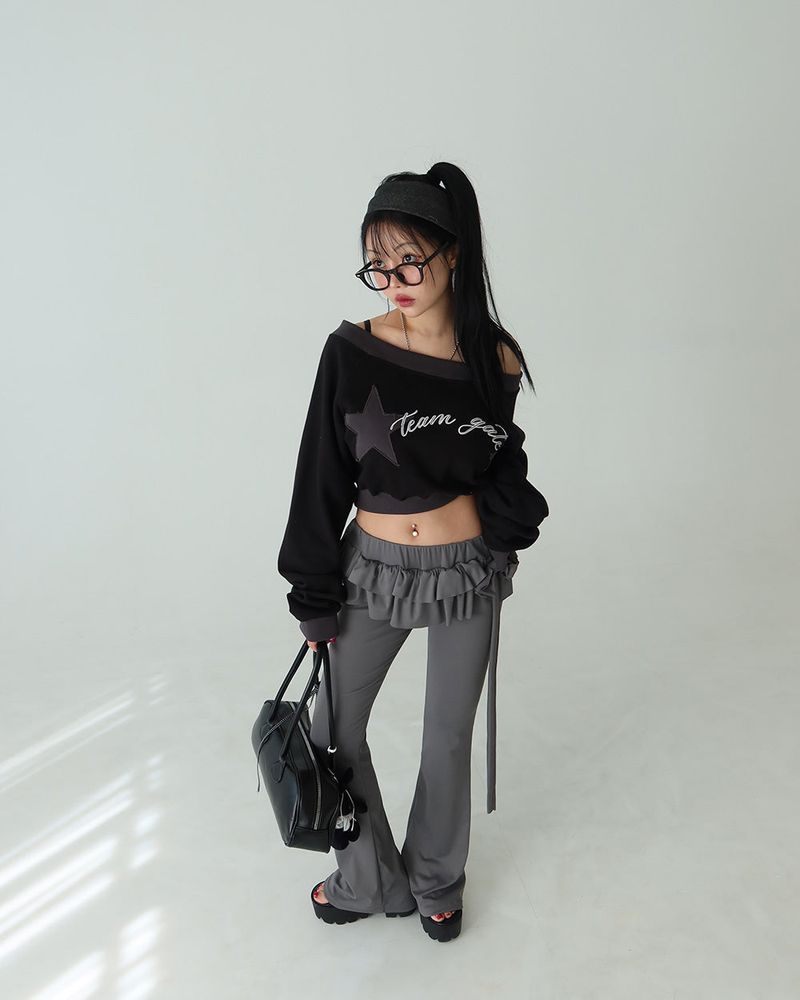 Star patch off-shoulder cropped sweatshirt