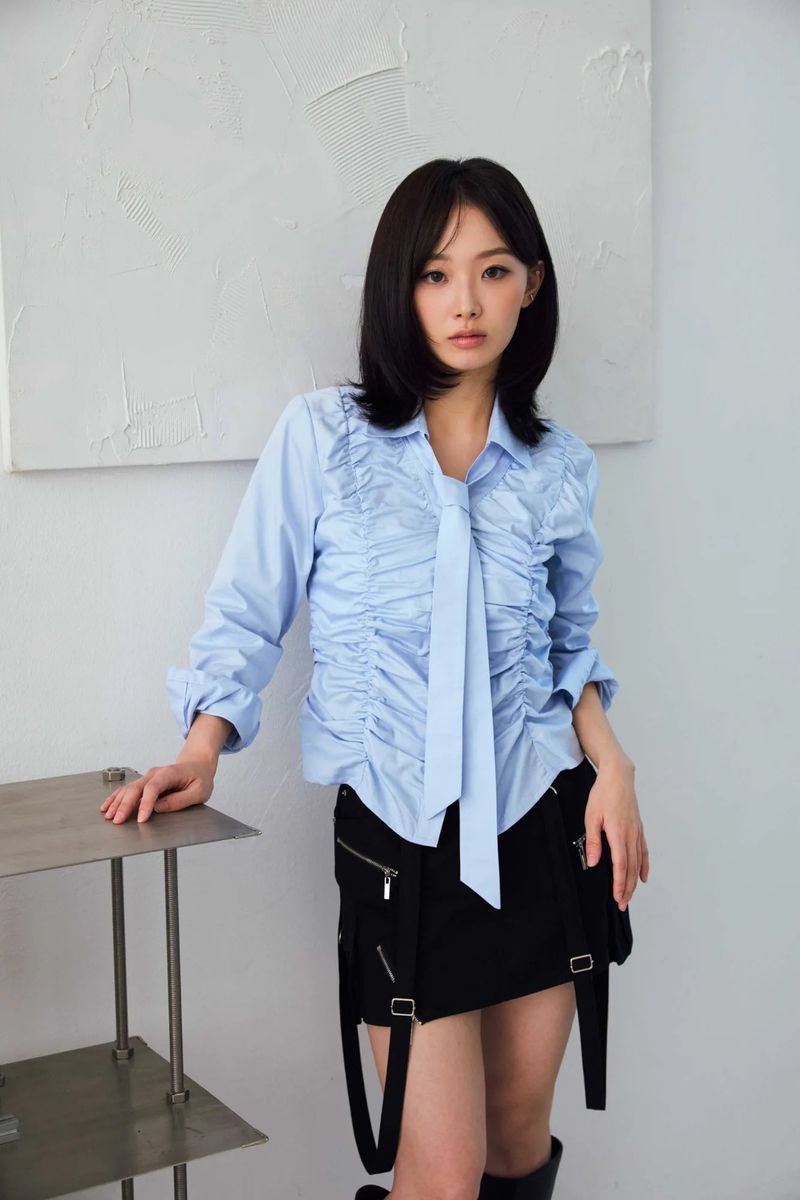 ARIKIM（アリキム）の「ELISE TIE SHIRRING SHIRT / SKY BLUE（Tops）」