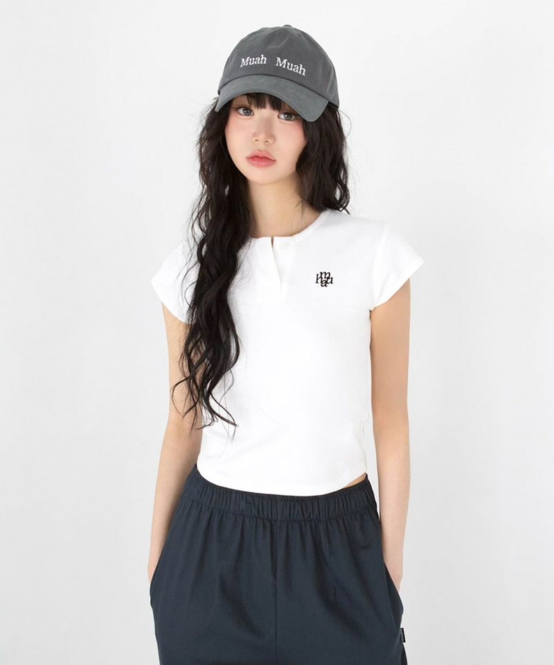 muahmuah（ムアムア）の「スリムフィットレギュラーボタンハーフTシャツ [3color]（トップス）」