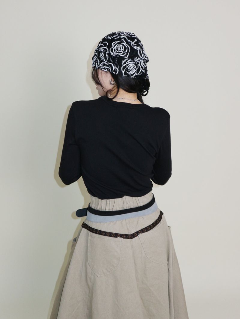 open stud U-neck round long-sleeved T-shirt