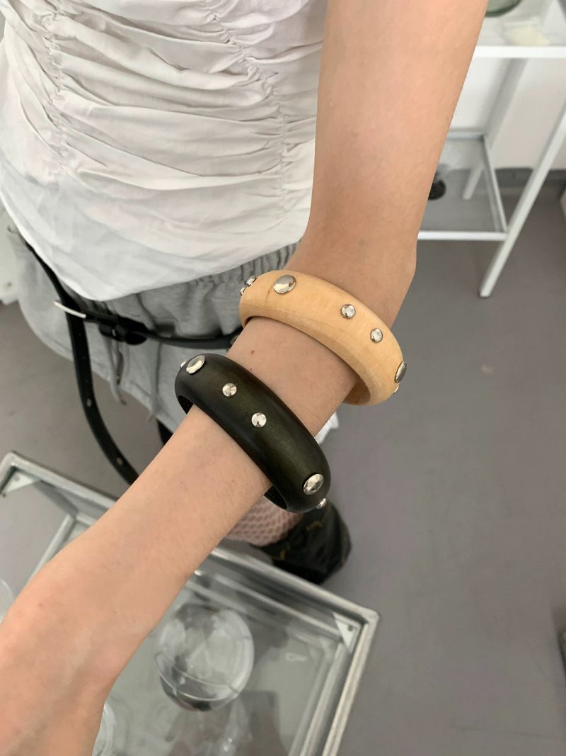 House of haus（ハウス オブ ハウス）の「【インフルエンサー着用】スタッズ ポイント ウッド バングル (2カラー)（アクセサリー）」