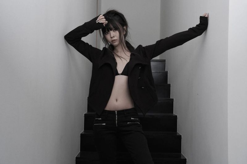 [label] antique emblem high-neck crop jacket (black)