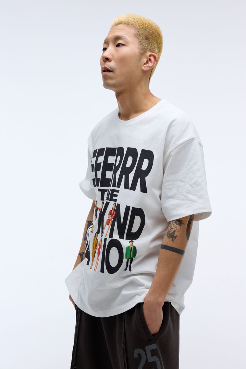 ER(EEERRR)（イーアール）の「ウィークエンドウォリアーピーポーアートワークTシャツ (ホワイト)（トップス）」