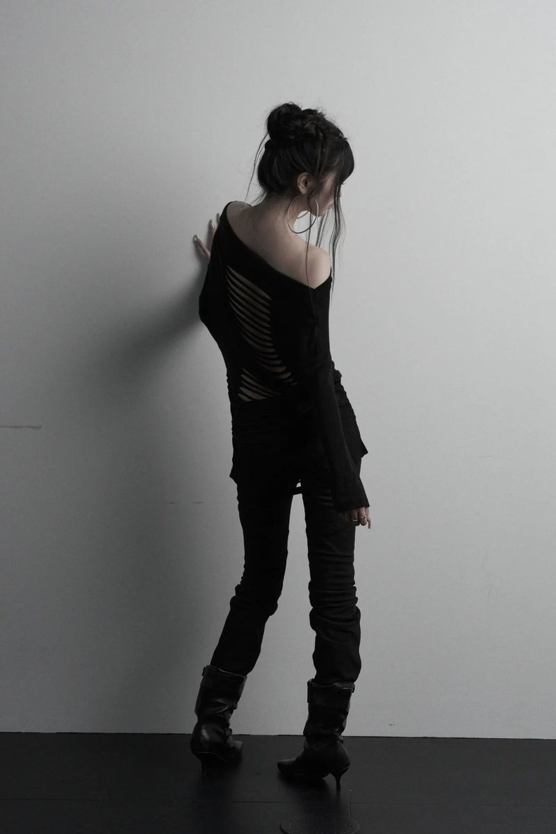 [label] back damage off-shoulder top (black)