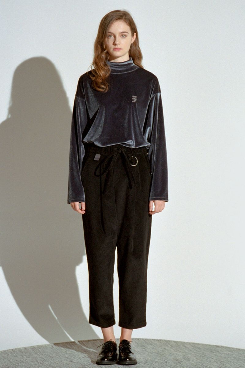 ドロップショルダーベルベットタートルネックTシャツ