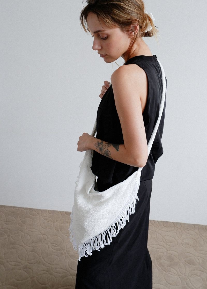 VOOR(ボル)の「Tri-angle Fringe Shoulder Bag_White(Bags)」