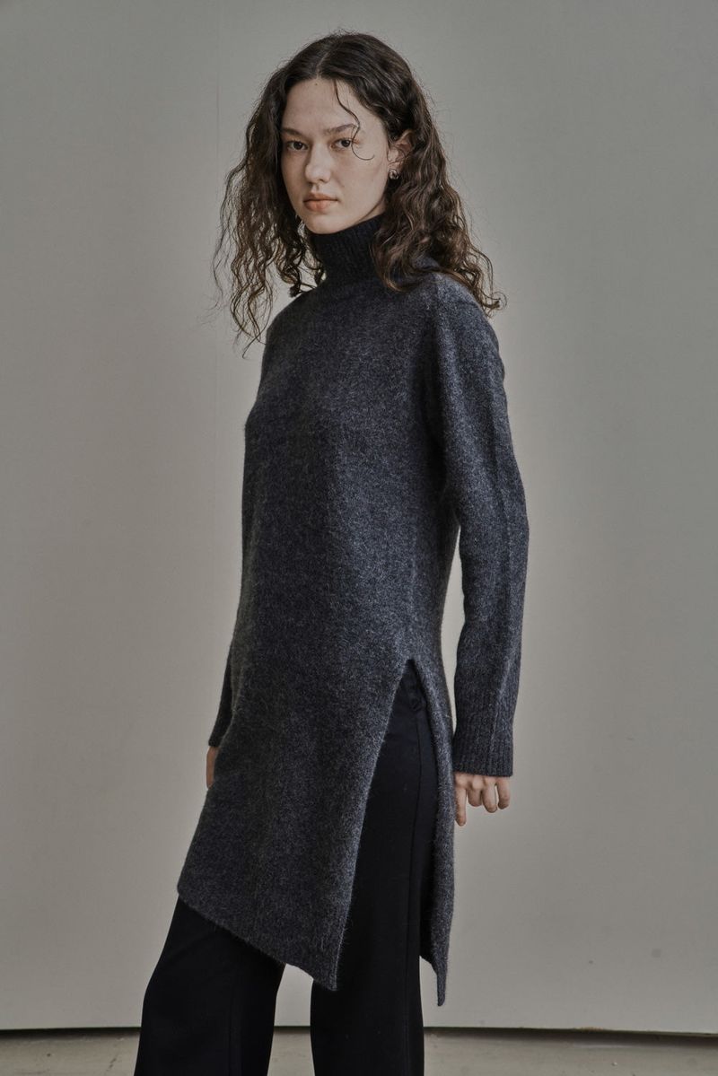 SIDE SLIT TURTLENECK_CHARCOAL
