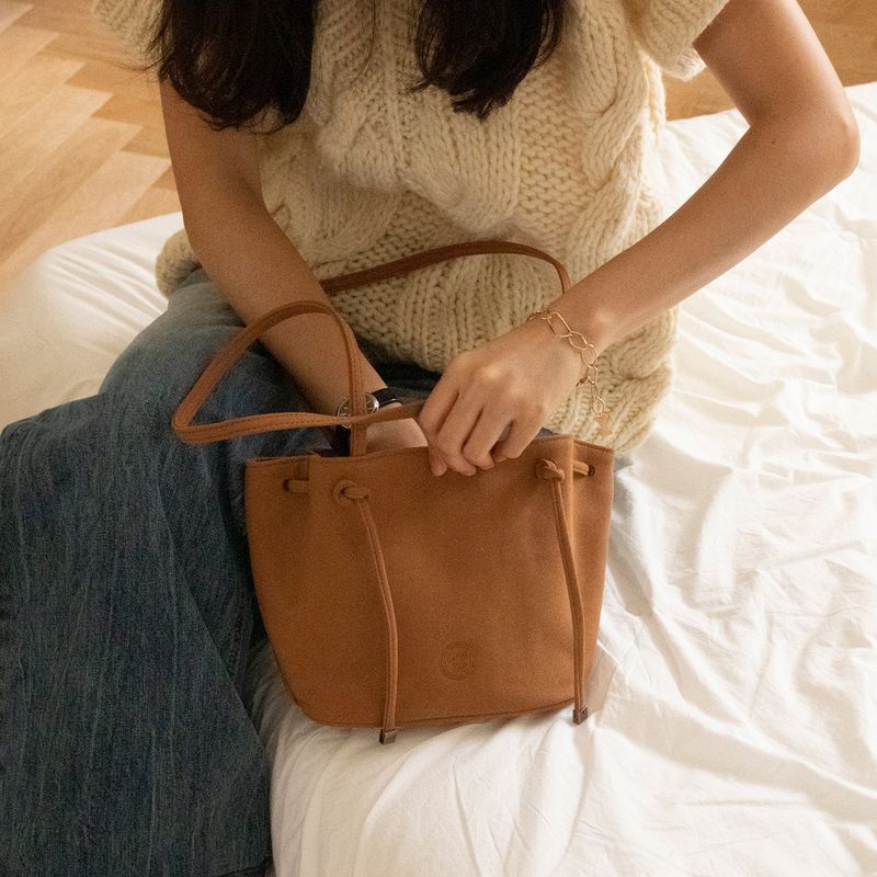 clam suede bag_chestnut