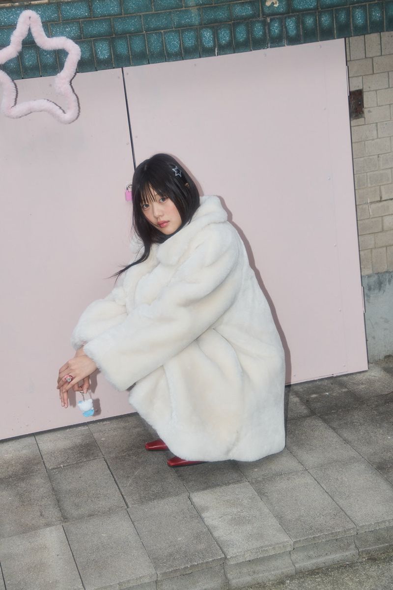 BIG COLLAR POMPOM FUR COAT (IVORY)