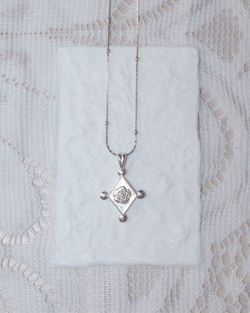 [MADE] lovely rose. rose frame necklalce