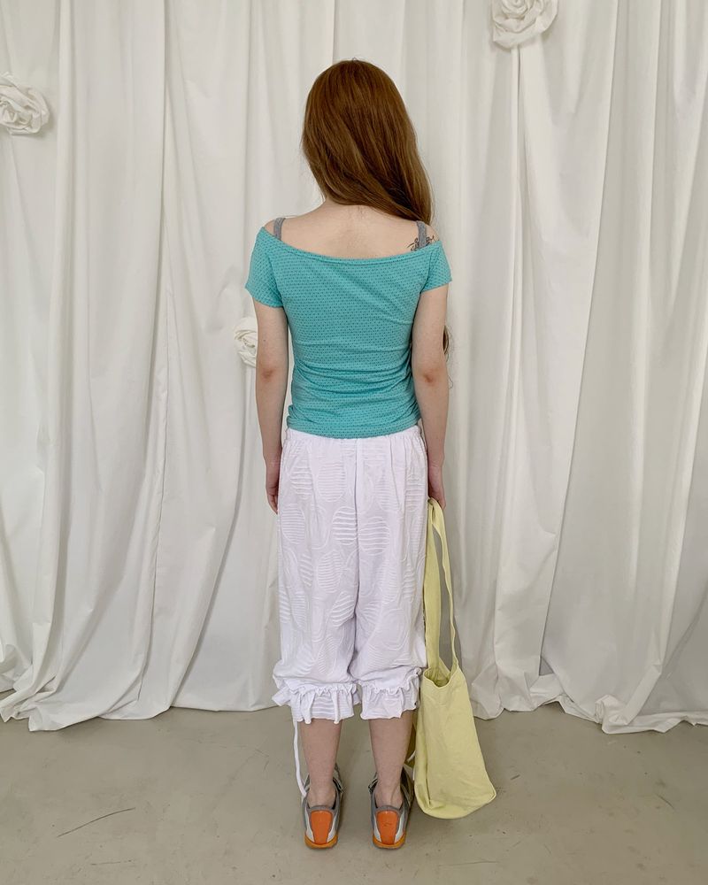 BUBBLE FRILL CAPRI PANTS