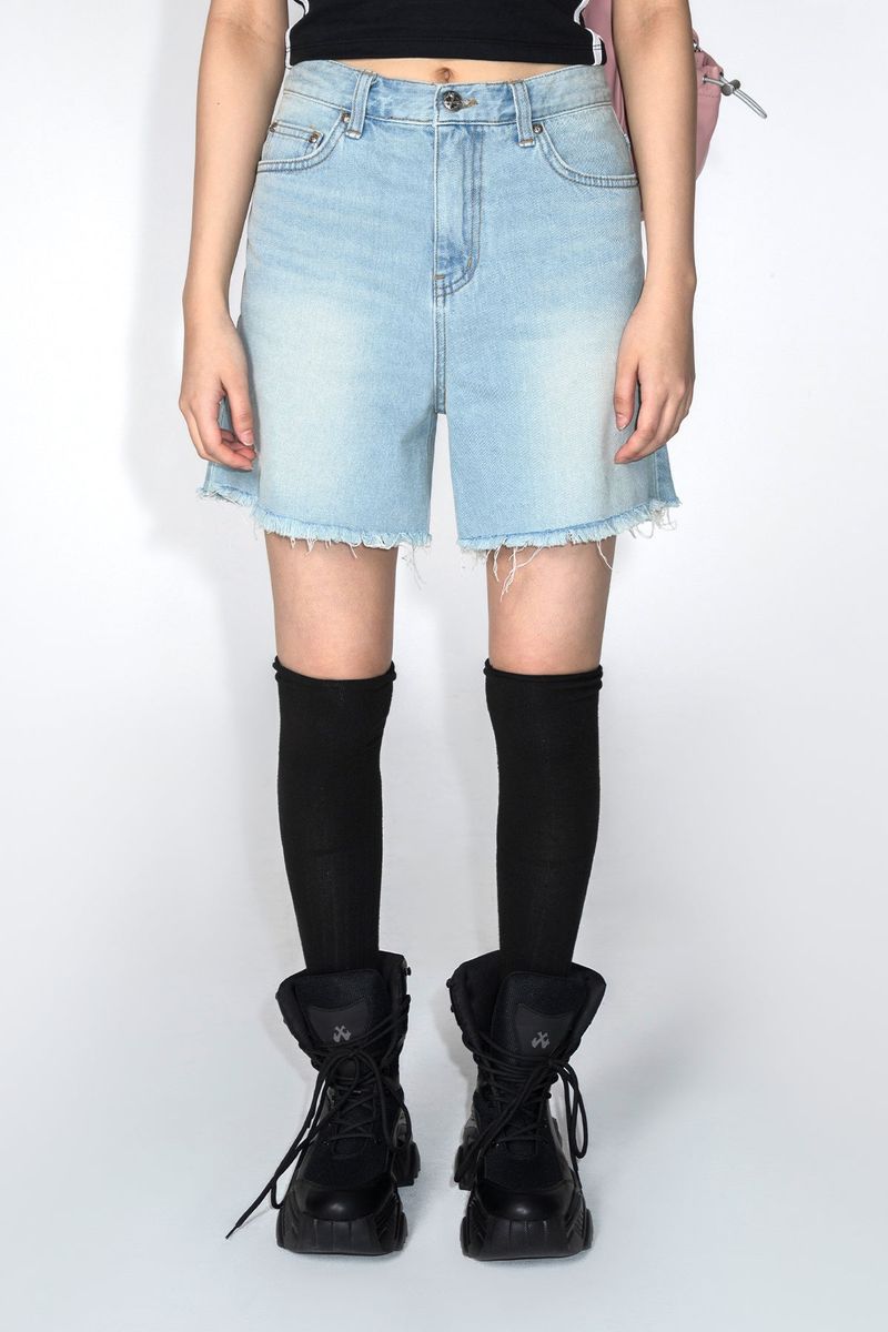 YEEL（ワイイーイーエル）の「レッドハートロゴデニムショーツ（パンツ）」
