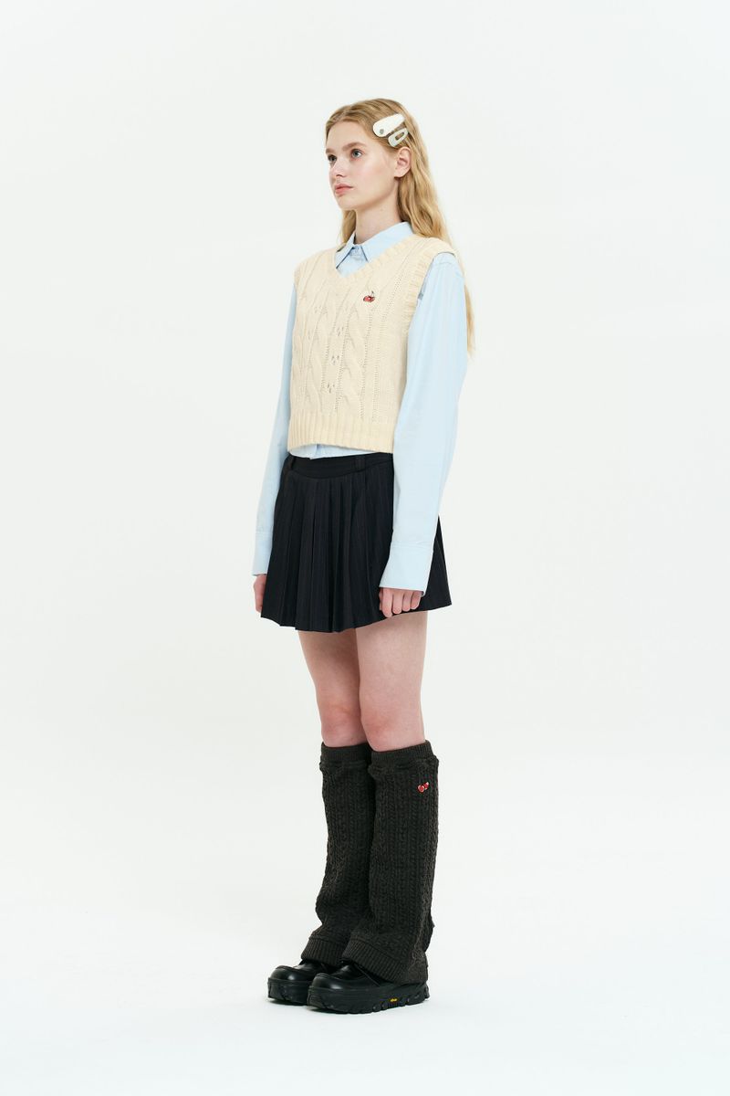 SMALL CHERRY CABLE CROP KNIT VEST [IVORY]