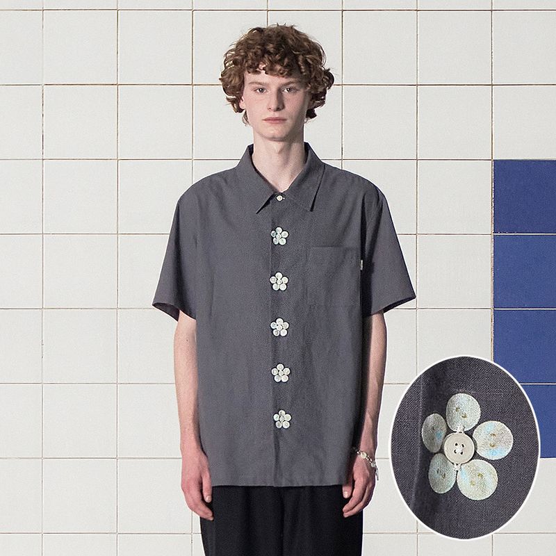 UNALLOYED（アナロイド）の「BUTTON FLOWER HALF SHIRT / CHARCOAL（Tops）」